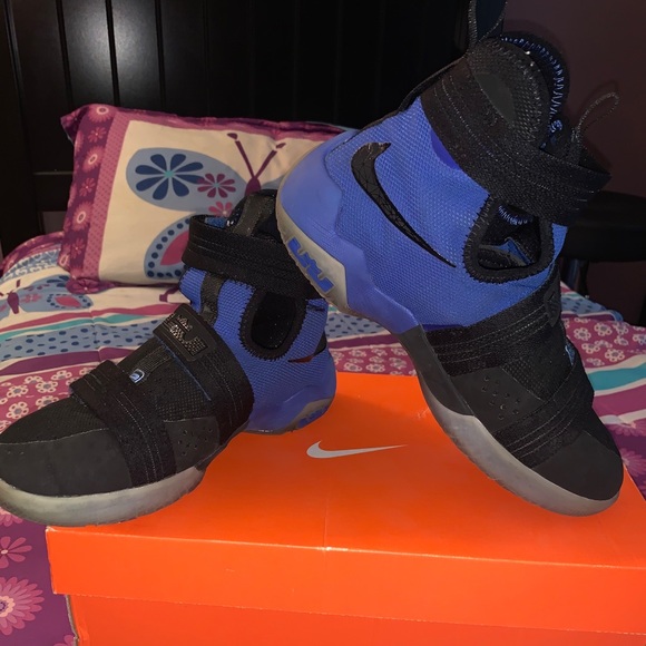 Worn Lebron Soldier 10 sneakers size 6 Youth - Picture 2 of 5